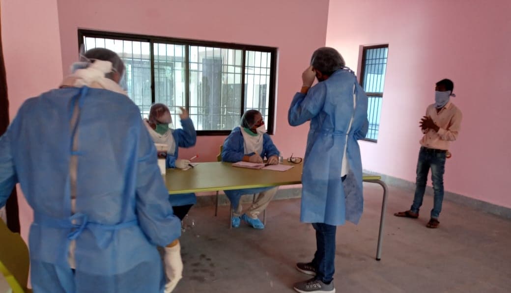 कोरोना को हरा घर पहुंचा, तो गांव में पुष्पवर्षा कर किया गया स्वागत