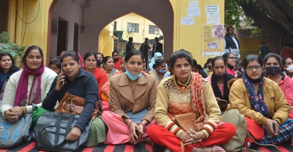 Bareilly News: CMO में संविदा कर्मियों का कार्य बहिष्कार जारी, मांगों को लेकर प्रदर्शन और नारेबाजी