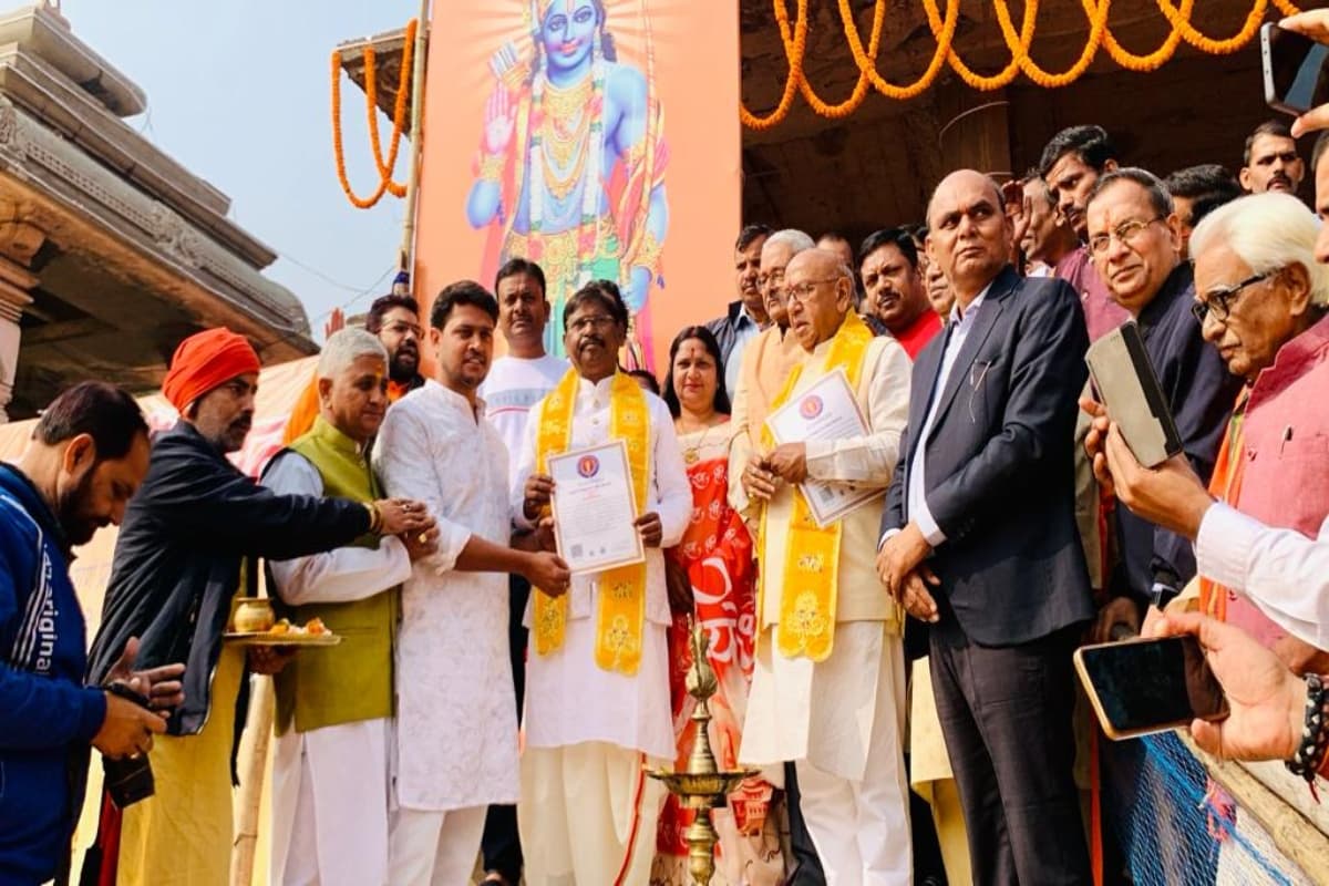 झारखंड: केंद्रीय मंत्री अर्जुन मुंडा ने विश्व की सबसे बड़ी श्रीराम की रंगोली का किया उद्घाटन, बढ़ाया हौसला