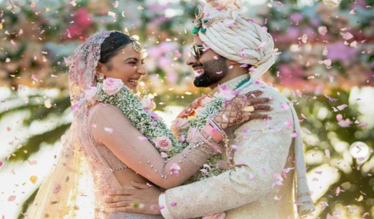 Rakul Preet Singh-Jackky Bhagnani Wedding: рдПрдХ-рджреВрдЬреЗ рдХреЗ рд╣реБрдП рд░рдХреБрд▓-рдЬреИрдХреА, рд╢рд╛рджреА рдХреА рдкрд╣рд▓реА рддрд╕рд╡реАрд░ рдЖрдИ рд╕рд╛рдордиреЗ