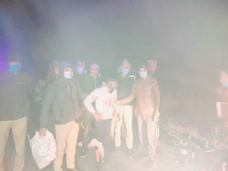 Agra News: गिरफ्त से फरार बदमाश के साथ हुई पुलिस की मुठभेड़, पैर में लगी गोली, पुलिस ने दबोचा