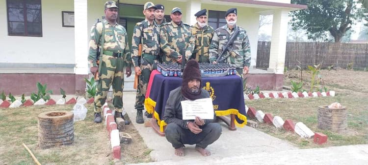 मुठभेड़ में घायल होने के बाद भी बीएसएफ के जवान ने बांग्लादेशी तस्कर को दबोचा