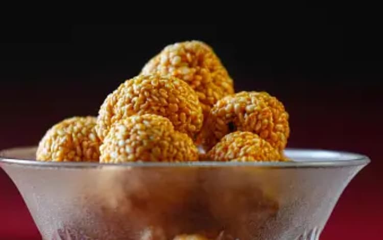 मकर संक्रांति की खुशियों में घोले मिठास, घर पर आसानी से बनाए तिल गुड़ के लड्डू