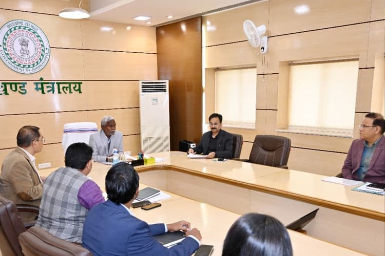 झारखंड: सीएम चंपाई सोरेन बोले, खनन कार्य में रुचि नहीं लेनेवाली कंपनियों को शोकॉज कर रद्द करें आवंटन