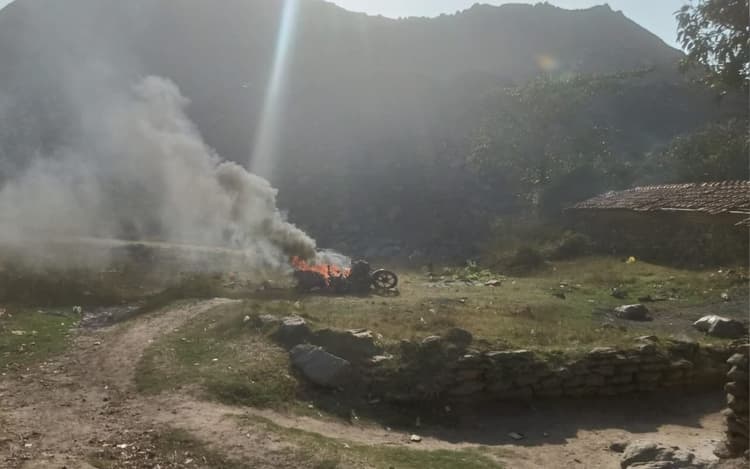 गोलीबारी-बमबाजी से दहला धनबाद, ग्रामीणों पर आउटसोर्सिंग कंपनी के कर्मियों का हमला, लाठीचार्ज में कई घायल