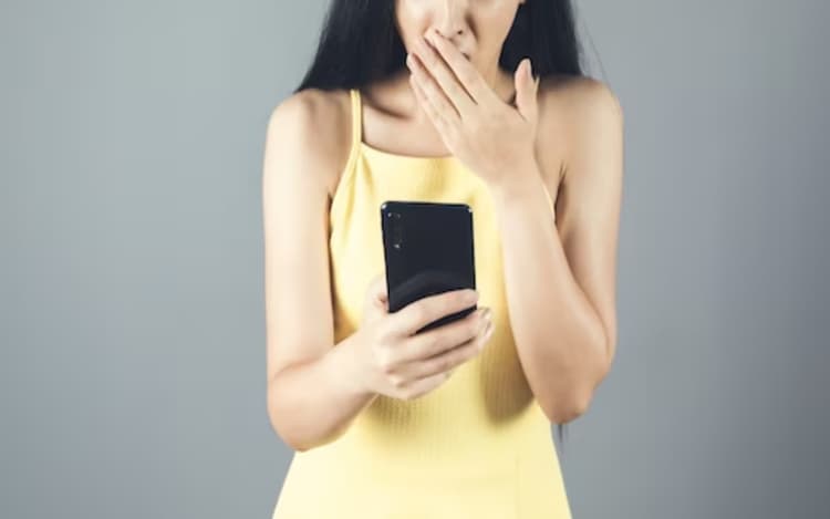 Cab Ride कैंसल की तो गुस्से में ड्राइवर Whatsapp पर महिला को भेजने लगा डर्टी पिक्चर; ऐसे मामले में क्या करें ?