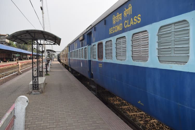 सुगौली- मझौलिया रेलखंड पर यातायात शुरू, जानिये कौन सी ट्रेन रहेगी रद्द