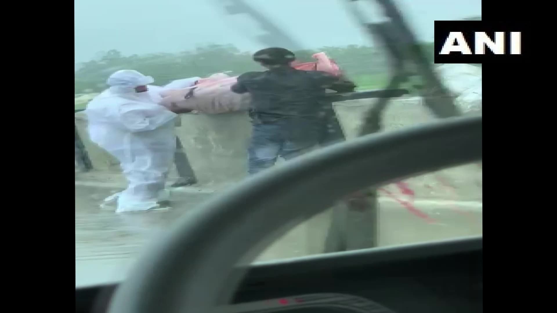 कोरोना संक्रमित चाचा के शव को नदी में फेंकने वाला आखिर वह शख्स है कौन, जानें...