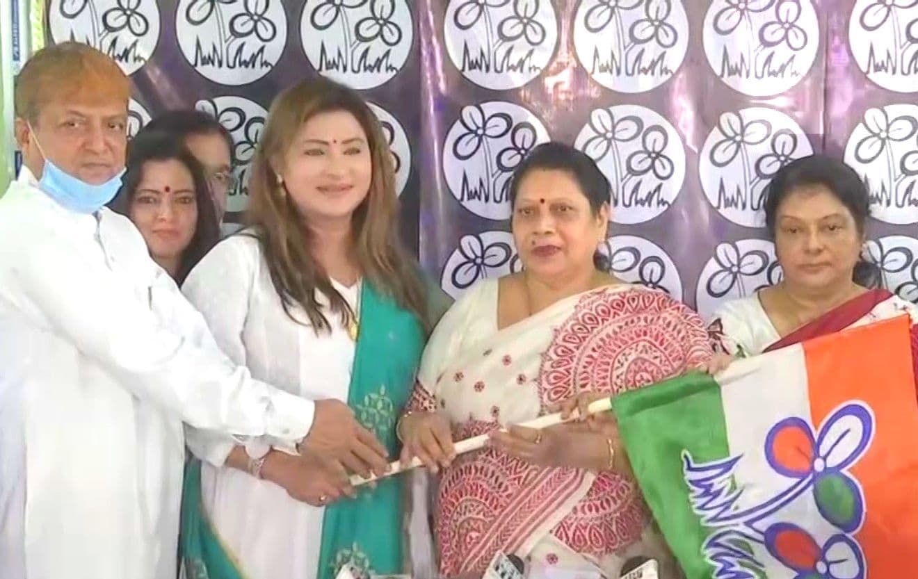 TMC में बंगाल कांग्रेस के पूर्व अध्यक्ष की पत्नी शिखा मित्रा, कहा- ‘2024 में देश को लीड करेंगी दीदी’