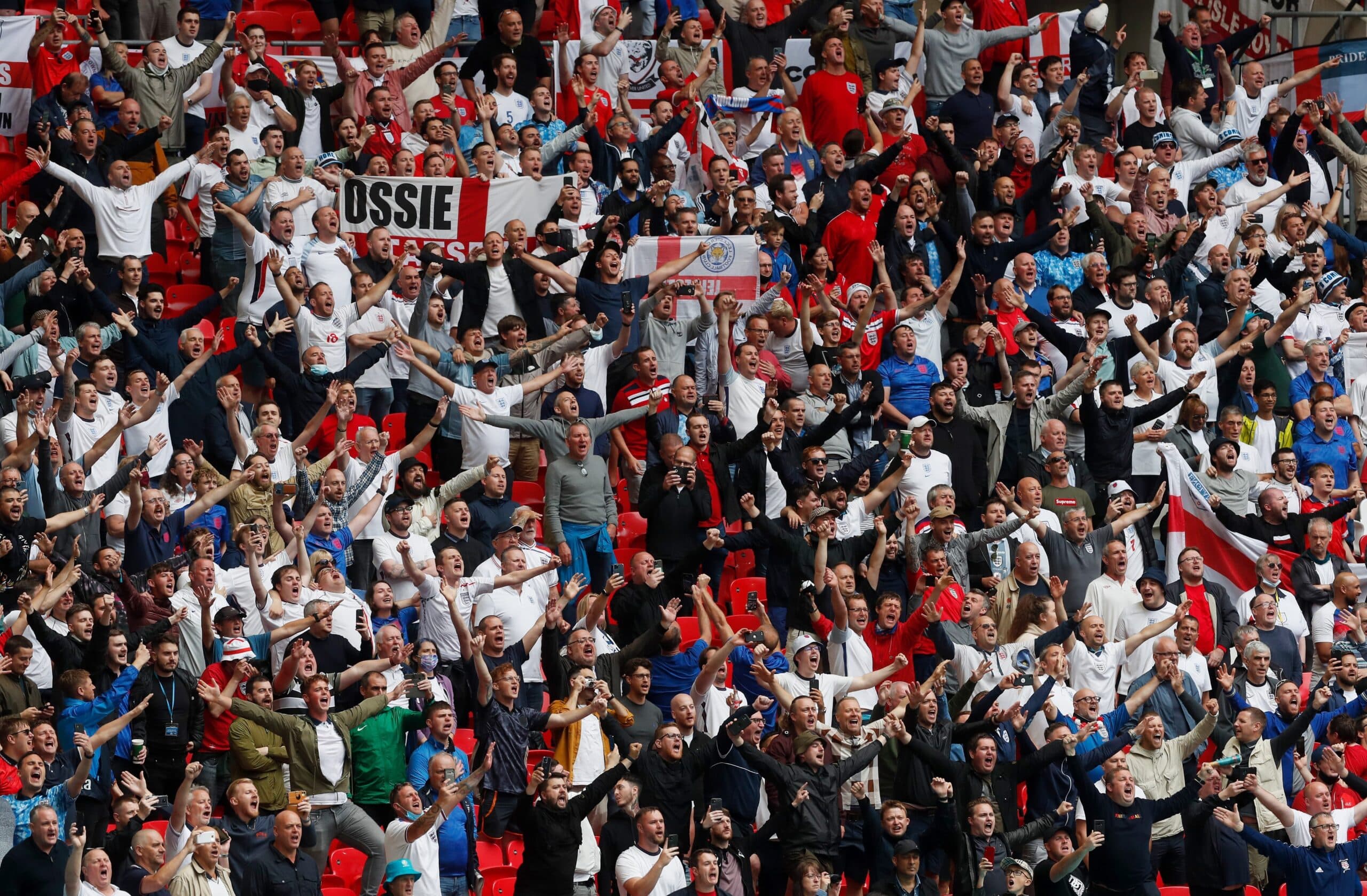 इंग्लैंड ने Euro Cup 2020 में रचा इतिहास और जर्मन विदेश मंत्री का उलटा पड़ गया दांव, शर्त में हार बैठे बीयर की कैरेट