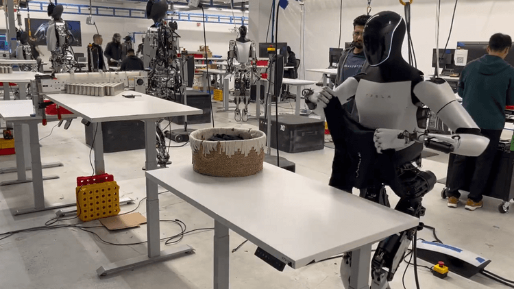 Watch: एलन मस्क के टेस्ला रोबोट ने कर दिखाया कमाल, इंसानों की तरह कर रहा हर काम