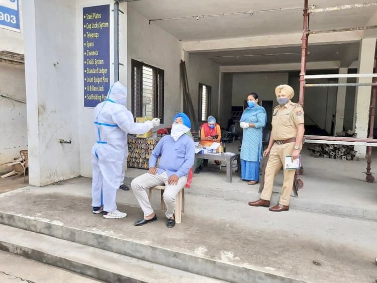 सावधान! कमजोर होने के बाद फिर से हमला करता है कोरोना वायरस, बोले विशेषज्ञ- घातक लहर का खतरा कम