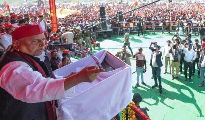 UP Election 2022: जब करहल में अखिलेश यादव का नाम भूले नेताजी, सोशल मीडिया पर मुलायम सिंह का वीडियो वायरल