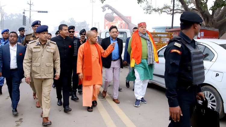 पीएम मोदी के अयोध्या दौरे से पहले सीएम योगी ने की विकास कार्यों का निरीक्षण, लता मंगेशकर चौक पर ली सेल्फी