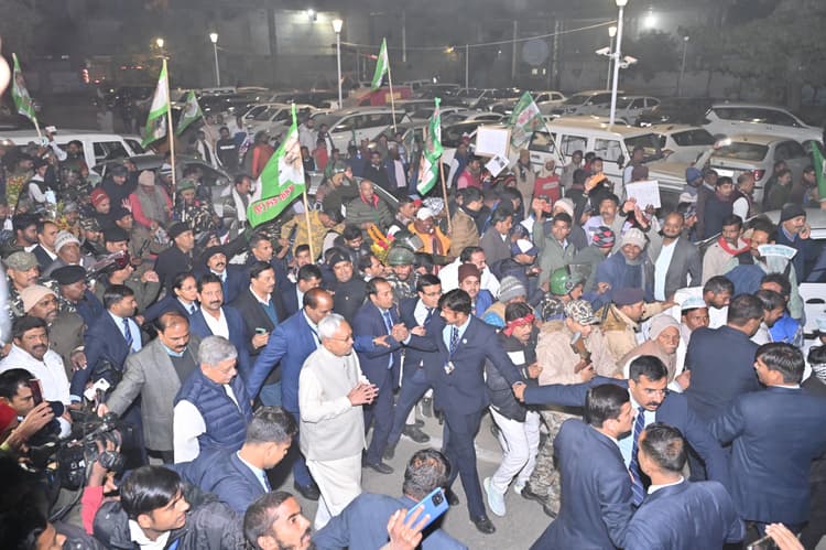 नीतीश कुमार के जदयू अध्यक्ष बनने पर कार्यकर्ताओं में उत्साह, पटना एयरपोर्ट पर गाजे-बाजे के साथ किया स्वागत