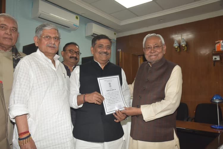 राज्यसभा के लिए निर्विरोध निर्वाचित हुए बिहार के सभी उम्मीदवार, संजय झा ने सीएम से की मुलाकात