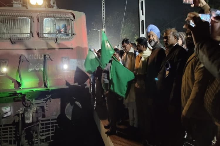 झारखंड: हटिया-इस्लामपुर ट्रेन का नामकुम व टाटीसिलवे स्टेशन पर ठहराव शुरू, MP संजय सेठ ने दिखायी हरी झंडी