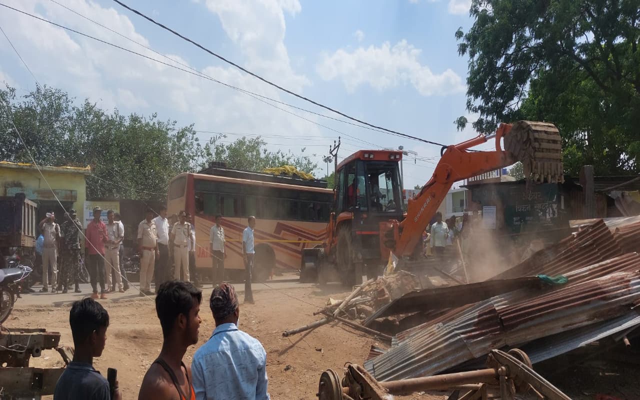 झारखंड : गुमला शहर में अतिक्रमण पर चला बुलडोजर, एक दर्जन दुकानें ध्वस्त