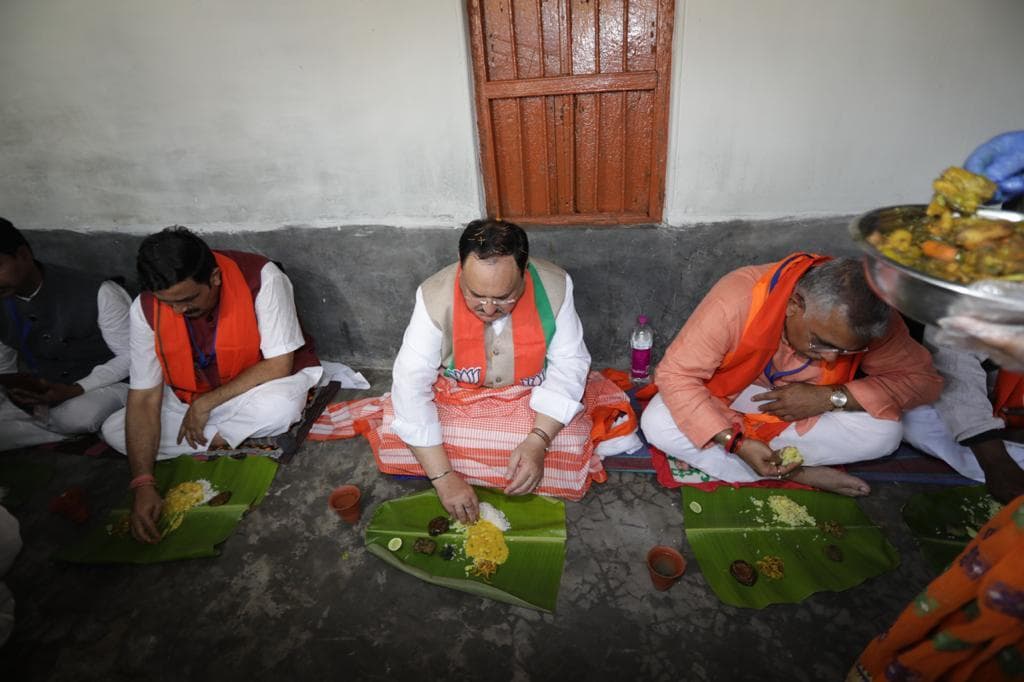 भाजपा अध्यक्ष जेपी नड्डा ने किसान के घर भोजन करने से पहले बर्दवान में गाय को खिलाया चारा