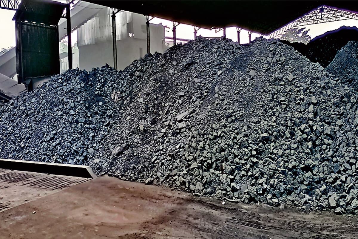 धनबाद में कई जगहों पर पुलिस की रेड, 6545 टन काेयला बरामद, कोल तस्करों में मचा हड़कंप