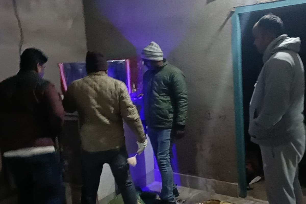 साहिबगंज में डकैती : पूरे परिवार को बंधक बनाकर पूछा- कहां हैं 5 करोड़? जानें फिर क्या हुआ… साहिबगंज में डकैती : पूरे परिवार को बंधक बनाकर पूछा- कहां हैं 5 करोड़? जानें फिर क्या हुआ…