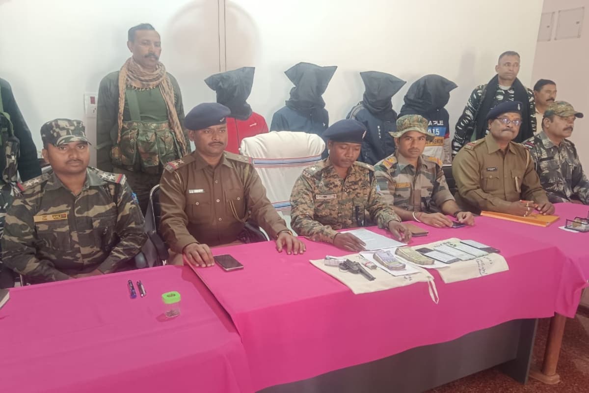 लातेहार : हथियार और लेवी की राशि के साथ जेजेएमपी के चार उग्रवादी गिरफ्तार