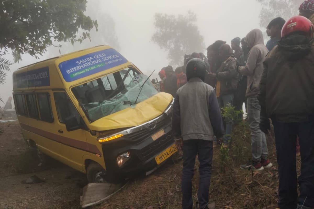 गिरिडीह में स्कूल बस का एक्सीडेंट, घने कोहरे के कारण ऑटो से हुई टक्कर