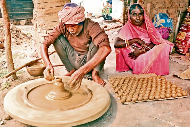 Ram Mandir Pran Pratishtha: बढ़ी दीयों की मांग, धनबाद के कुम्हारपट्टी में एक बार फिर रौनक