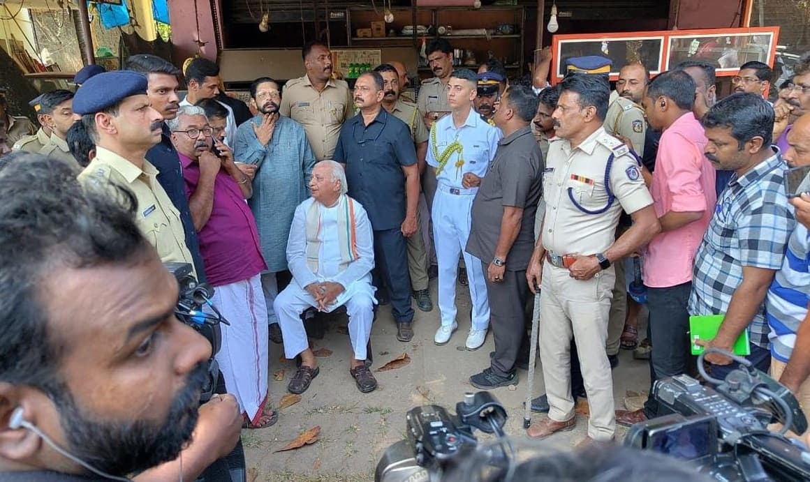 केरल में घमासान, SFI ने काला झंडा दिखाया तो धरने पर बैठ गए राज्यपाल, केंद्र ने दी CRPF की Z+ सुरक्षा