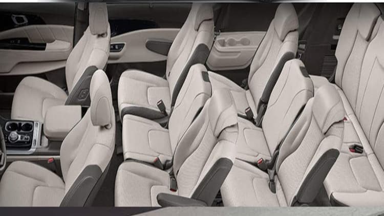 इतनी बड़ी लग्जरी है Kia की ये फेसलिफ्ट कार, इसके आगे 5 स्टार होटल फेल!