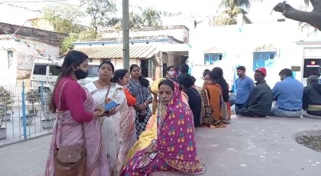 West Bengal News: आधी रात को पड़ोसन के घर पानी लेने गया था तृणमूल कार्यकर्ता, मालदा भाजपा महिला मोर्चा ने की गिरफ्तार करने की मांग West Bengal News: आधी रात को पड़ोसन के घर पानी लेने गया था तृणमूल कार्यकर्ता, मालदा भाजपा महिला मोर्चा ने की गिरफ्तार करने की मांग