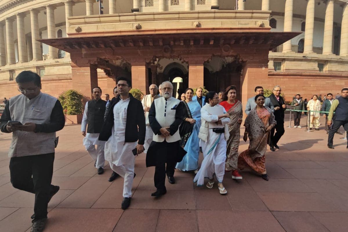 पश्चिम बंगाल : पीएम मोदी के साथ ममता बनर्जी की महज 20 मिनट की हुई मुलाकात, जानें किन मुद्दों पर हुई चर्चा पश्चिम बंगाल : पीएम मोदी के साथ ममता बनर्जी की महज 20 मिनट की हुई मुलाकात, जानें किन मुद्दों पर हुई चर्चा