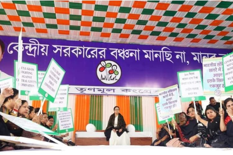 Mamata Banerjee : हेमंत सोरेन की गिरफ्तारी का विरोध करने के लिए काले कपड़े में धरना पर बैठीं ममता बनर्जी