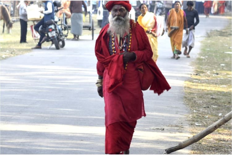 Gangasagar Mela : गंगासागर जाने के लिये आउट्रम घाट पर उमड़ने लगी है श्रद्धालुओं की भीड़