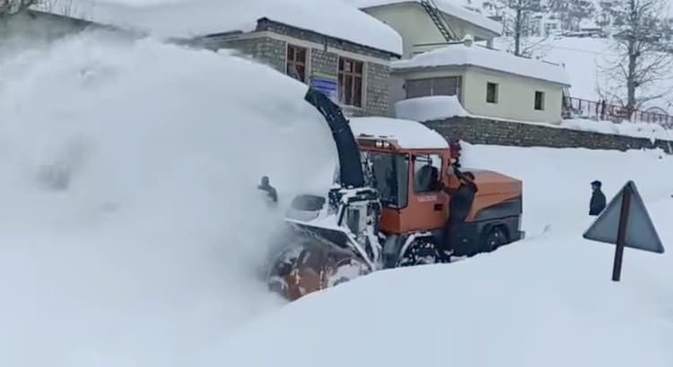 Himachal Pradesh Weather: 40 KM डेढ़ से 3 फुट बर्फ में चलकर घर पहुंचे दूल्हा-दुल्हन और बराती, जानें वजह