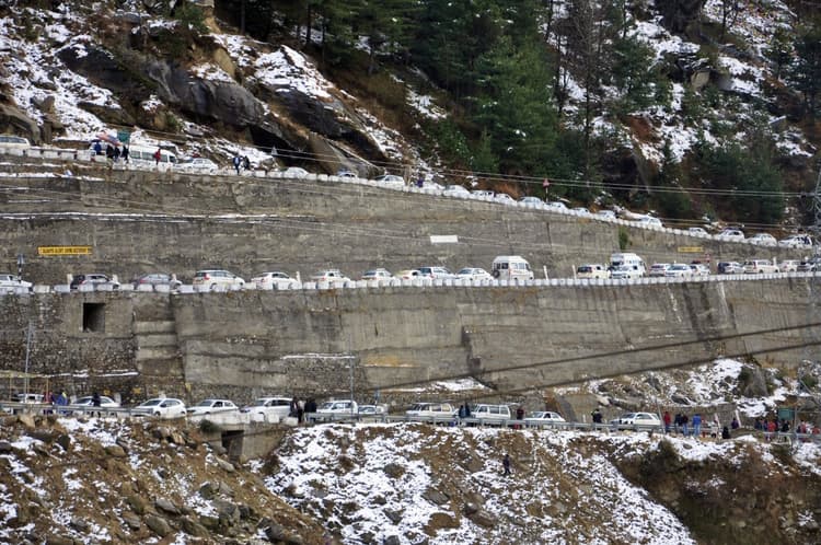 Himachal Pradesh Weather: मौसम विभाग ने जारी किया यलो अलर्ट, जानिए कब तक होगी बर्फबारी और बारिश