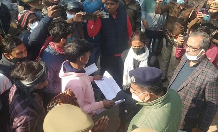 Unnao Case: उन्नाव में पूर्व मंत्री के आश्रम के पीछे से युवती का मिला शव, परिजनों ने पांच घंटे दिया धरना