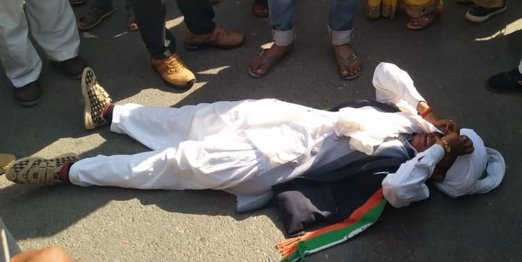 UP Chunav 2022: चित्रकूट में अभद्रता से रोईं कांग्रेस प्रत्याशी निर्मला भारती, विरोध में हाईवे पर लेटी...