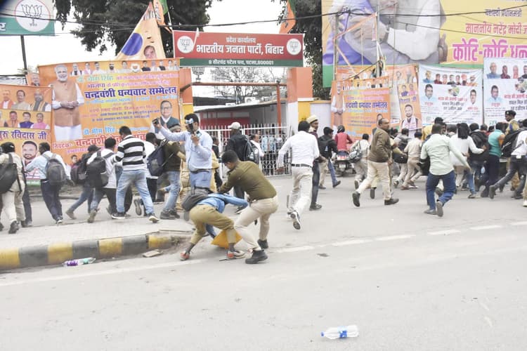 पटना में ग्राम रक्षा दल के सदस्यों पर लाठीचार्ज, दो का सिर फूटा और एक का हाथ टूटा