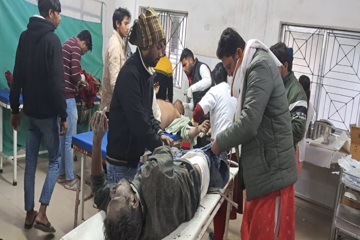 झारखंड: हाइवा ने कार को मारी टक्कर, एक की मौत, चार लोग घायल