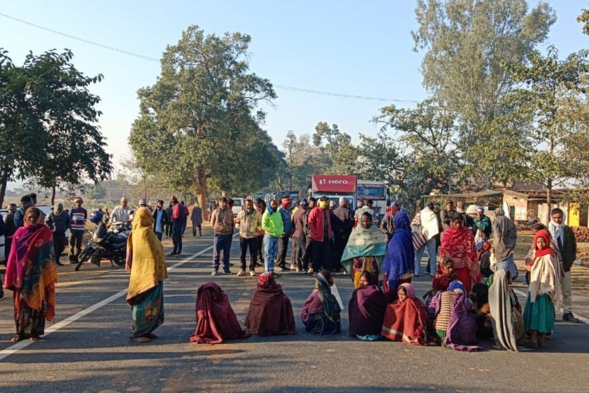 झारखंड: सड़क हादसे में ससुर-दामाद की मौत, एनएच-99 कई घंटे जाम, शादी का कार्ड बांटकर लौटने के दौरान हुआ हादसा