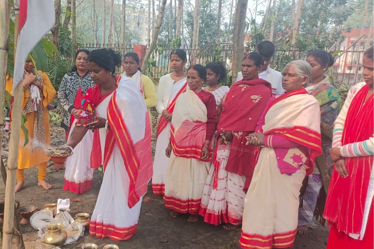 झारखंड: पूर्व सीएम हेमंत सोरेन की रिहाई के लिए सरना स्थल पर पूजा, आदिवासी समाज की महिलाओं ने मांगी मन्नत