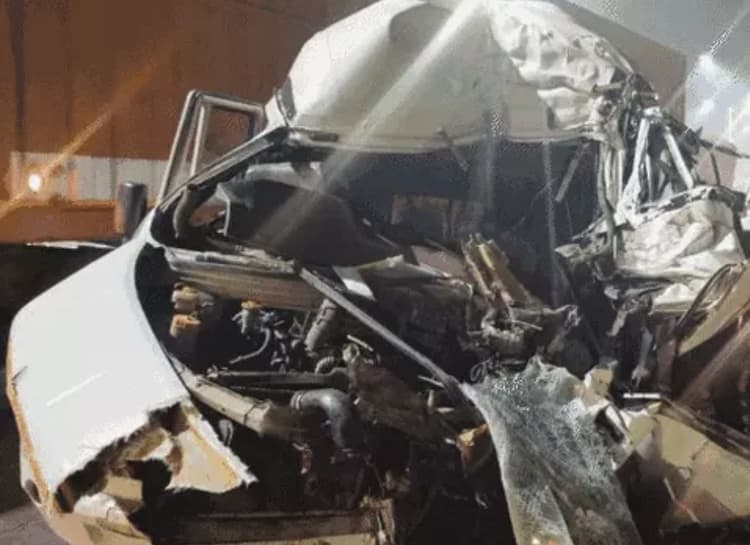 UP News: मथुरा में भीषण सड़क हादसा, आगरा-दिल्ली हाईवे पर शादी से लौट रहे ट्रैवलर से टकराया ट्रक, चार की मौत