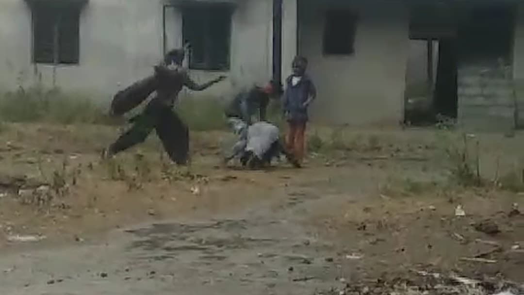 Agra News: पिता के बारे में पूछने पर पड़ोसी युवक ने मां-बेटी को बेरहमी से पीटा, वारदात का वीडियो हुआ वायरल Agra News: पिता के बारे में पूछने पर पड़ोसी युवक ने मां-बेटी को बेरहमी से पीटा, वारदात का वीडियो हुआ वायरल