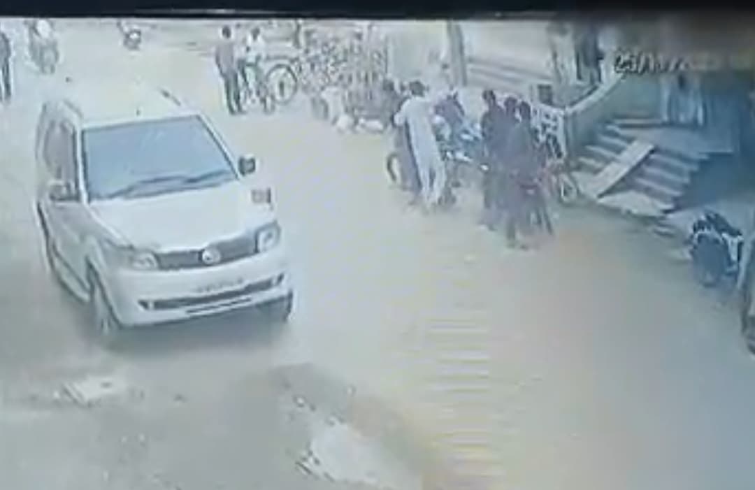 आगरा: प्रॉपर्टी डीलर के कार्यालय में घुसकर मारपीट-तोड़फोड़, सीसीटीवी में नजर आए आरोपी, पड़ताल में जुटी पुलिस आगरा: प्रॉपर्टी डीलर के कार्यालय में घुसकर मारपीट-तोड़फोड़, सीसीटीवी में नजर आए आरोपी, पड़ताल में जुटी पुलिस