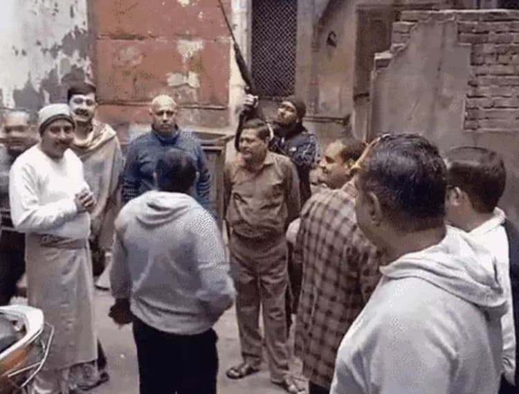 UP News: मथुरा-वृंदावन की गलियों में बंदरों से निजात दिलाने को बंदूकधारी तैनात, इस वजह से उठाया गया कदम