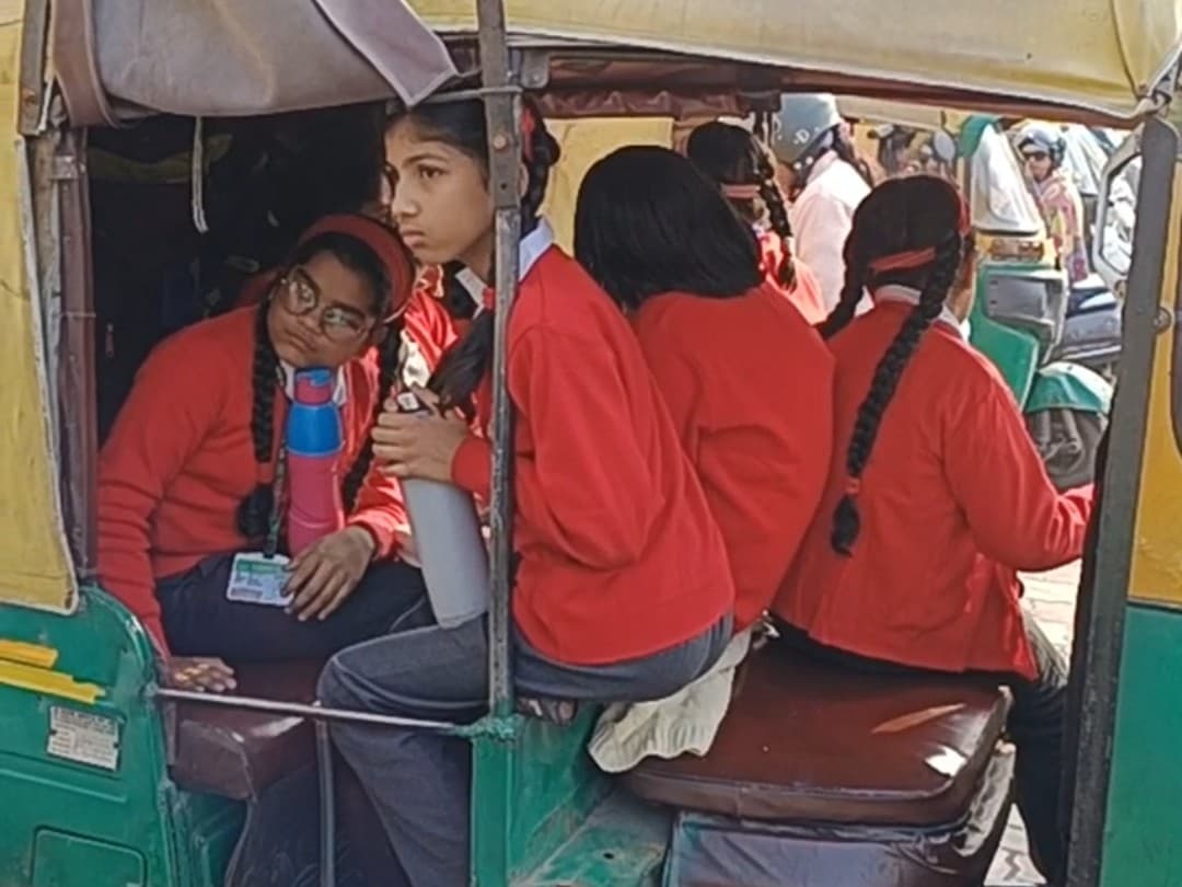 सड़क हादसे के बाद ऑटो चालकों पर हुई कार्रवाई, बच्चों का कौन करेगा ख्याल, स्कूली वाहन ढो रहे 15 से 16 बच्चे