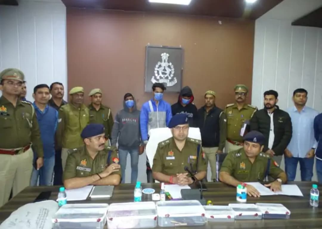 UP News : ज्वैलरी की दुकान को लुटने वाले तीन बदमाश गिरफ्तार, एक फरार