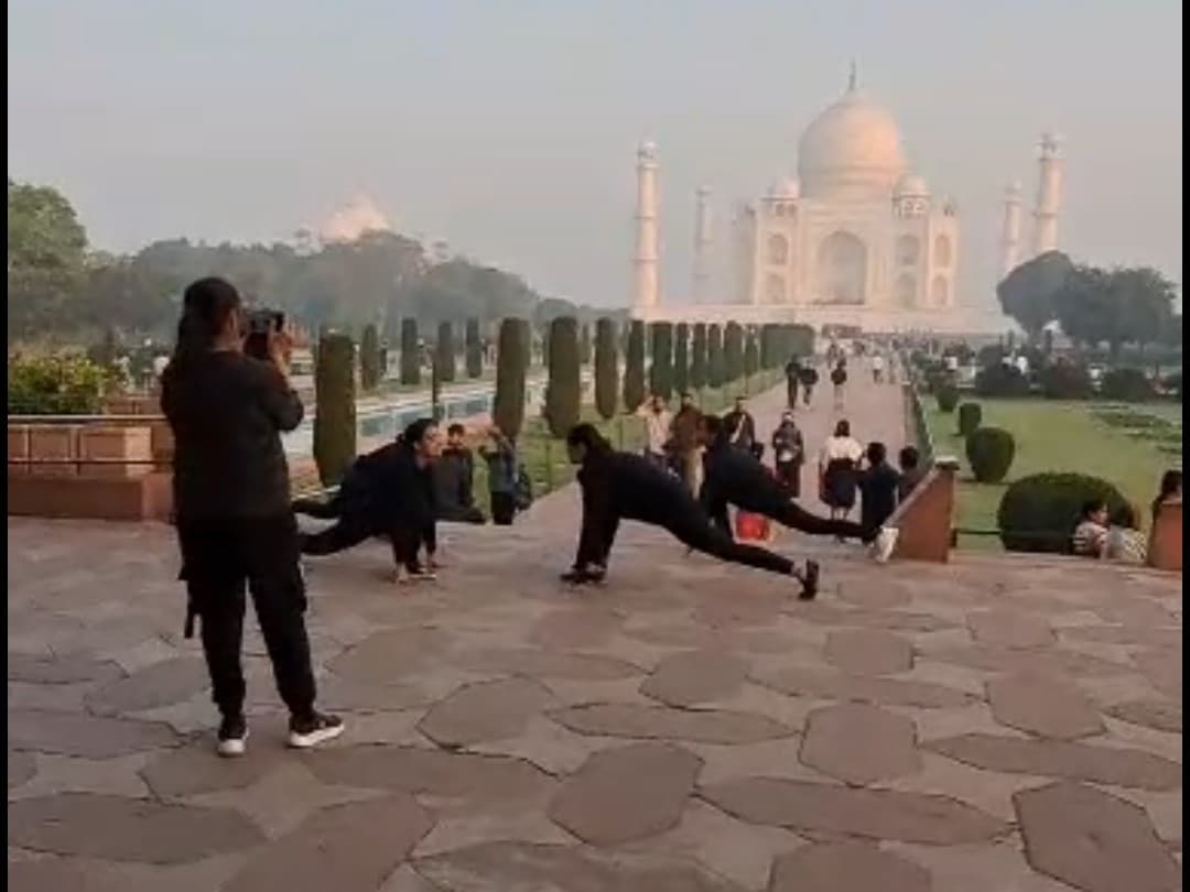 ताजमहल में अब प्रतिबंध के बावजूद योग करती युवतियों के ग्रुप का वीडियो वायरल, जांच में जुटी सुरक्षा एजेंसी ताजमहल में अब प्रतिबंध के बावजूद योग करती युवतियों के ग्रुप का वीडियो वायरल, जांच में जुटी सुरक्षा एजेंसी