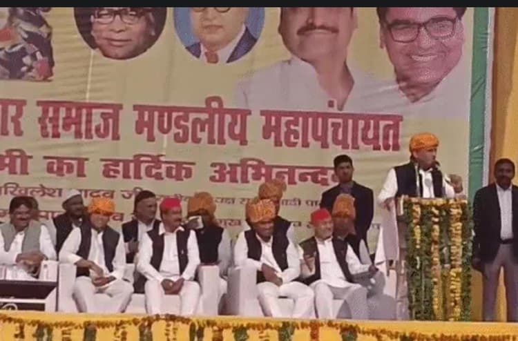 फिरोजाबाद महापंचायत में अखिलेश यादव बोले- सड़कों पर ट्रैफिक पुलिस से ज्यादा नजर आते हैं सांड